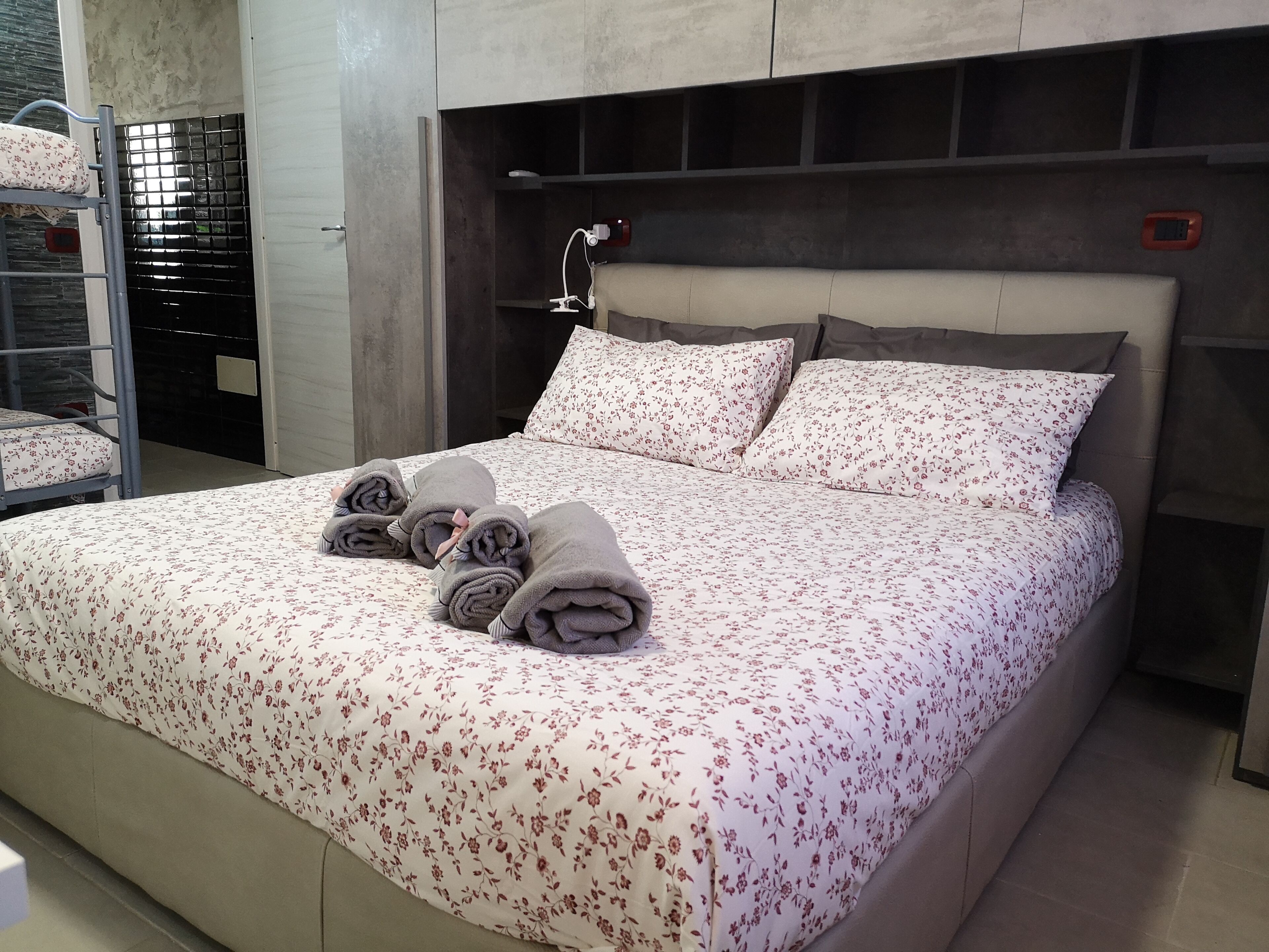 1 makuuhuone, työpöytä, silitysrauta/-lauta, vauvan matkasänky