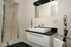 Dusche, Haartrockner, Seife, Toilettenpapier