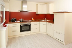 ثلاجة، فرن، موقد طهي مسطح، غسالة أطباق