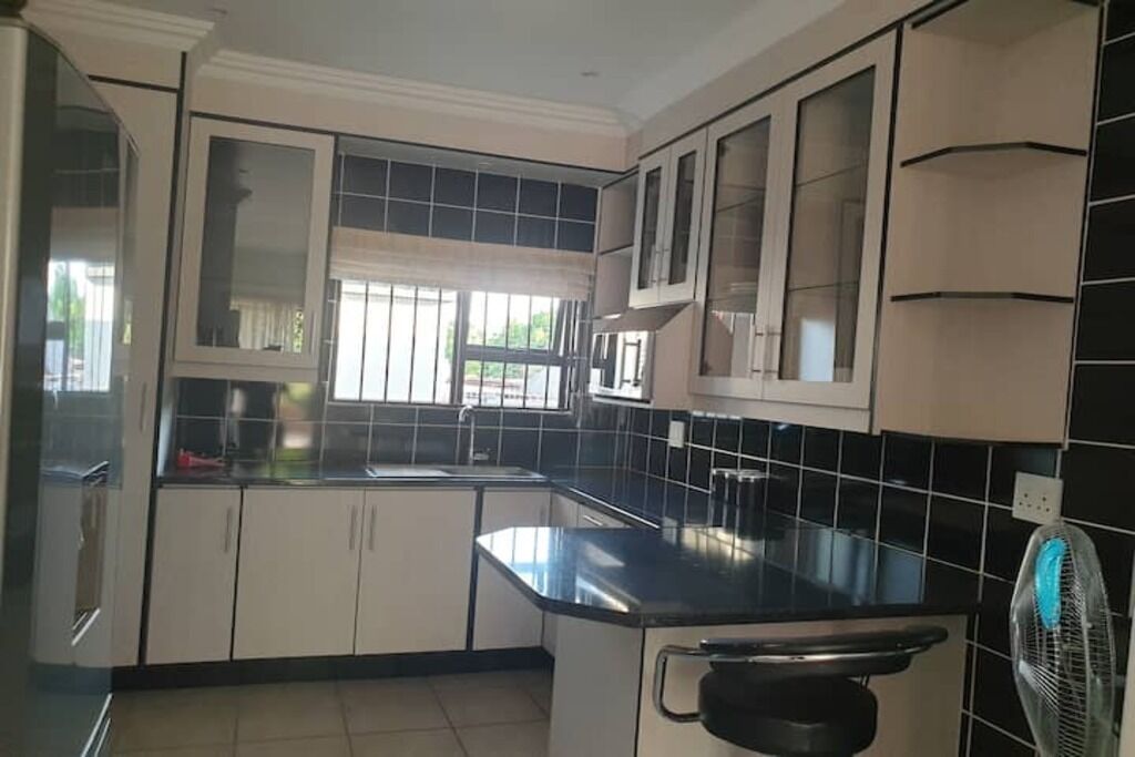 Geladeira, chaleira elétrica, talheres/pratos/utensílios de cozinha