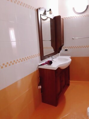 Dusch, hårtork, bidé och handdukar