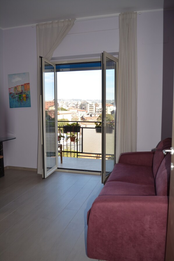 Smart TV, books, stereo