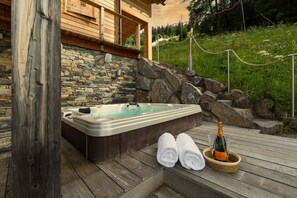 Outdoor spa tub - Chalet Les Etablonsluxury Chaletski-in Ski-out (Riddes)