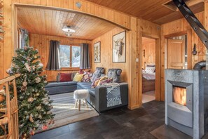 Chalet (3 Bedrooms) | Front of property