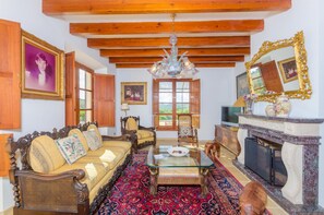 Una televisión, libros