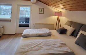 3 bedrooms, free WiFi, bed sheets