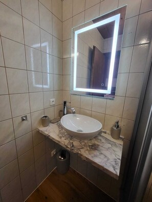 Dusche, Haartrockner, Handtücher, Seife