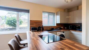 House | Private kitchen | Fridge, microwave, oven, stovetop