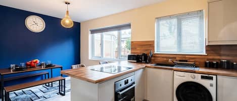 House | Private kitchen | Fridge, microwave, oven, stovetop