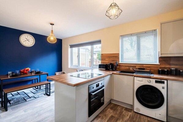House | Private kitchen | Fridge, microwave, oven, stovetop - Impeccable Luxury 2-bed House in Sheffield (Sheffield)
