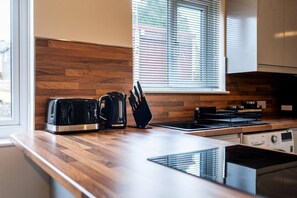 House | Private kitchen | Fridge, microwave, oven, stovetop - Impeccable Luxury 2-bed House in Sheffield (Sheffield)