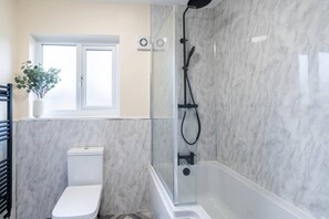 Casa | Banheiro | Chuveiro/banheira combinados, banheira de imersão, secador de cabelo 