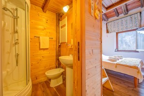 Family House, 4 Bedrooms, Mountainside (Le Fratte sport and relax in hilly) | Bathroom | Shower, bidet, towels, soap - Le Fratte Sport and Relax in Hilly Area (Pertica Alta)