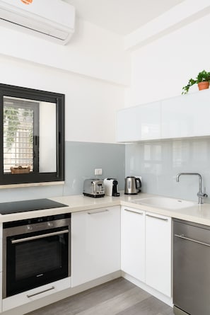 Kühlschrank, Mikrowelle, Ofen, Geschirrspüler
