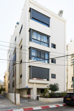 Exterior - MAMAD Fresh Design 2BR in City Center by FeelHome (Tel Aviv - Jaffa)