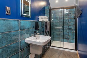 Douche, sèche-cheveux, serviettes fournies, savon