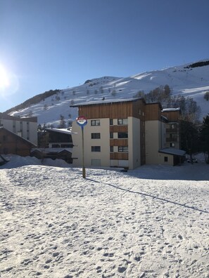 Exterior - Snow front studio, sleeps 4, ESF meeting point and chairlift 20m away (38860 - L ALPE DE MONT DE LANS)