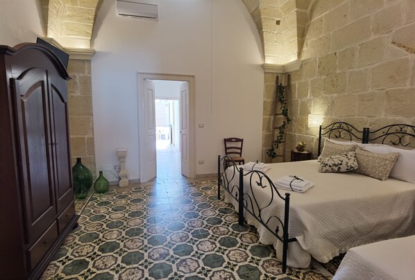 2 slaapkamers, een strijkplank/strijkijzer, reisbedje, gratis wifi