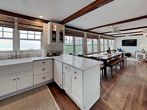 Réfrigérateur, four à micro-ondes, un four, lave-vaisselle