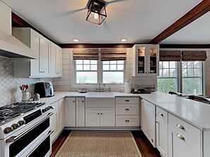 Réfrigérateur, four à micro-ondes, un four, lave-vaisselle