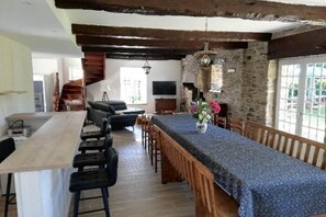 Fridge, microwave, oven, stovetop - Gîte de la Fontaine Blanche sleeps 14 (Sainte-Sève)