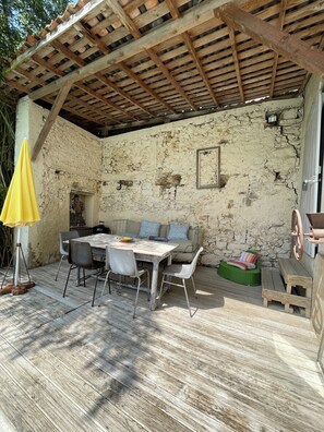 Outdoor dining - Le Chai: Between sea and mountains, spacious gîte with private pool. (Labastide-Villefranche)