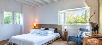 Le Chai: Between sea and mountains, spacious gîte with private pool.