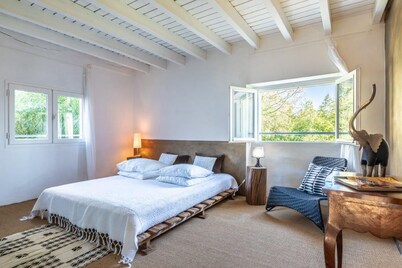 Le Chai: Between sea and mountains, spacious gîte with private pool.