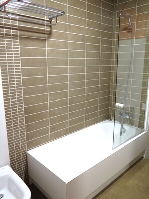 Basic-Doppelzimmer | Badezimmer | Haartrockner, Bidet, Handtücher, Seife