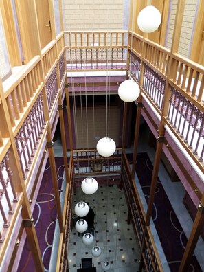 Televisi layar datar 32-inci dengan saluran TV digital dan TV