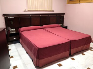 Tomannsrom – basic | Safe på rommet, individuelt dekorert, individuelt innredet og skrivebord