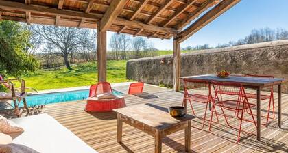 La Grange: Between sea and mountains, spacious gîte with private pool.