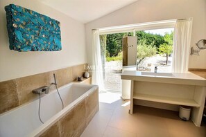 Duschwanne, Handtücher, Seife, Toilettenpapier