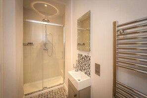 Bathtub, hair dryer, towels, soap - Ravelston Grange - stylish, spacious garden flat (Eastbourne)