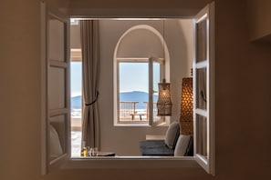 Senior Suite Hot Tub (Caldera View) | Living area