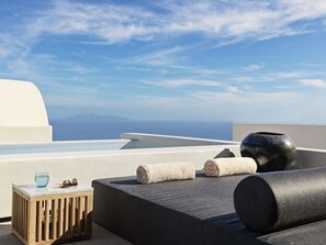 Alberca al aire libre por temporada y sombrillas en la alberca