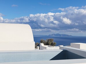 Sæsonbestemt udendørs pool, parasoller, liggestole