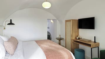 Suite, 2 slaapkamers, uitzicht op zwembad | Een minibar, een bureau, geluiddichte muren, gratis wifi