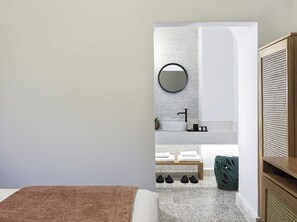 Quarto casal, vista para o jardim | Banheiro | Chuveiro, chuveiro com efeito de chuva, produtos de toalete grátis 