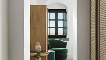 Minibar, escritorio, sistema de insonorización y wifi gratis