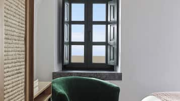 Suite, 2 habitaciones, vista a la alberca | Minibar, escritorio, insonorización y wifi gratis