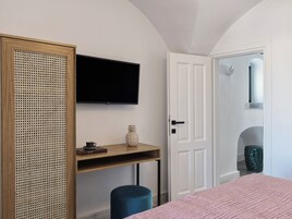 Suite, 2 habitaciones, vistas a la piscina | Minibar, escritorio, sistema de insonorización y wifi gratis