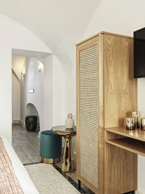 ESTATE MANSION TWO BEDROOM SUITE | Minibar, desk, soundproofing, free WiFi - La Maltese Estate (Santorini)