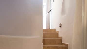 CALDERA HONEYMOON WITH HOT TUB