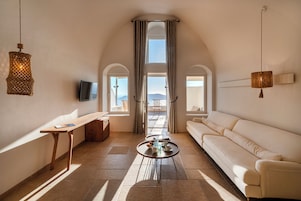 CALDERA PREMIUM SUITES WITH HOT TUB | Minibar, desk, soundproofing, free WiFi