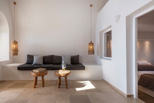 CALDERA PREMIUM SUITES WITH HOT TUB | Minibar, desk, soundproofing, free WiFi