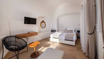 CALDERA HONEYMOON WITH HOT TUB | Minibar, desk, soundproofing, free WiFi