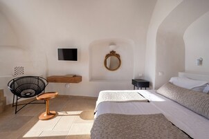 CALDERA HONEYMOON WITH HOT TUB | Minibar, desk, soundproofing, free WiFi