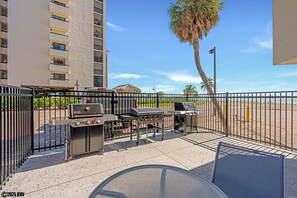 Outdoor dining - Gulf Front 2B/2B Carlos Pointe Condo 415, White Sandy Beach, Heated Pool (Fort Myers Beach)