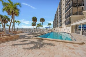 Pool - Gulf Front 2B/2B Carlos Pointe Condo 415, White Sandy Beach, Heated Pool (Fort Myers Beach)